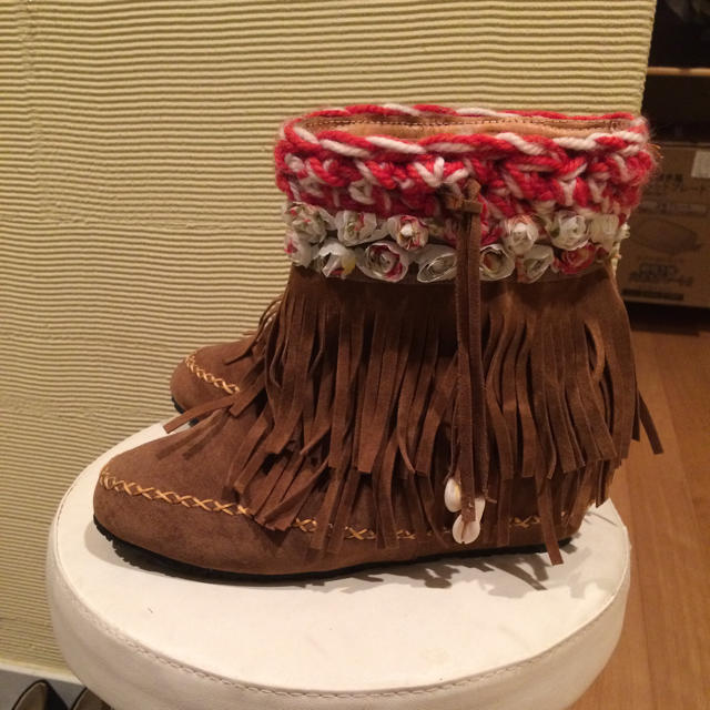 cawaii(カワイイ)の毛糸とバラのフリンジブーツ！ レディースの靴/シューズ(ブーツ)の商品写真