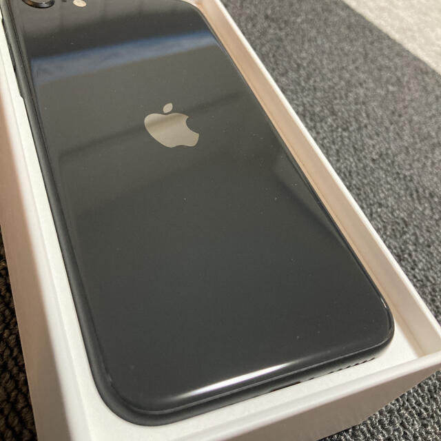 【超美品】iPhone SE 第2世代ブラック64GB SIMフリー 3