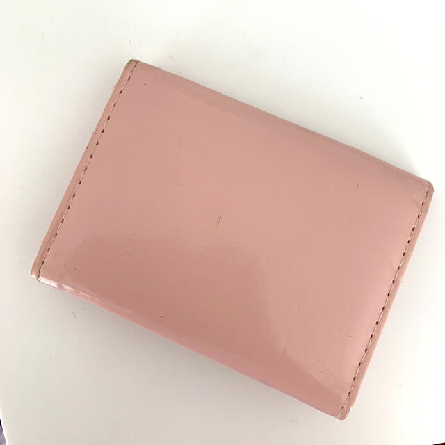 SAZABY(サザビー)のサザビー折り畳み財布　ピンク三つ折り財布　エナメルピンクスタッズ　ミニ財布 レディースのファッション小物(財布)の商品写真