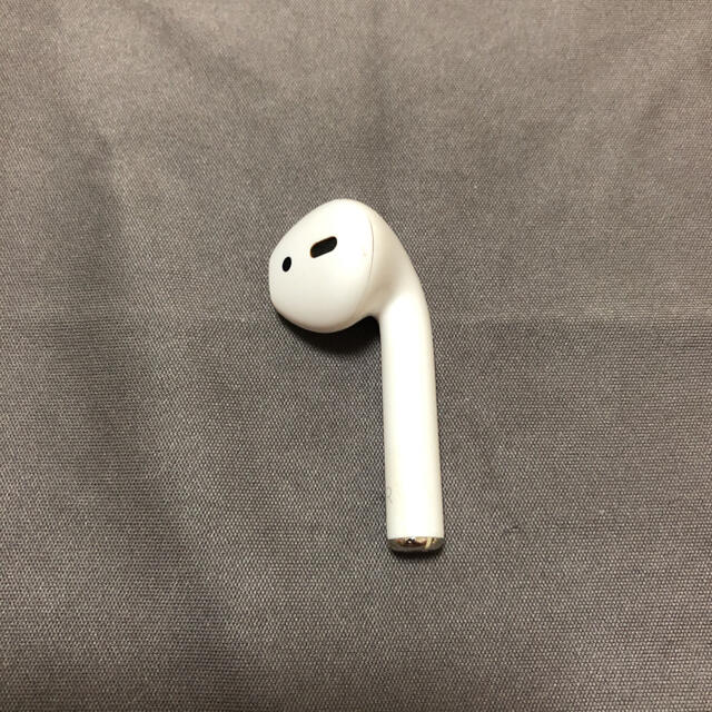 Apple(アップル)のApple エアーポッズ　第ニ世代　 AirPods 右耳 スマホ/家電/カメラのオーディオ機器(ヘッドフォン/イヤフォン)の商品写真