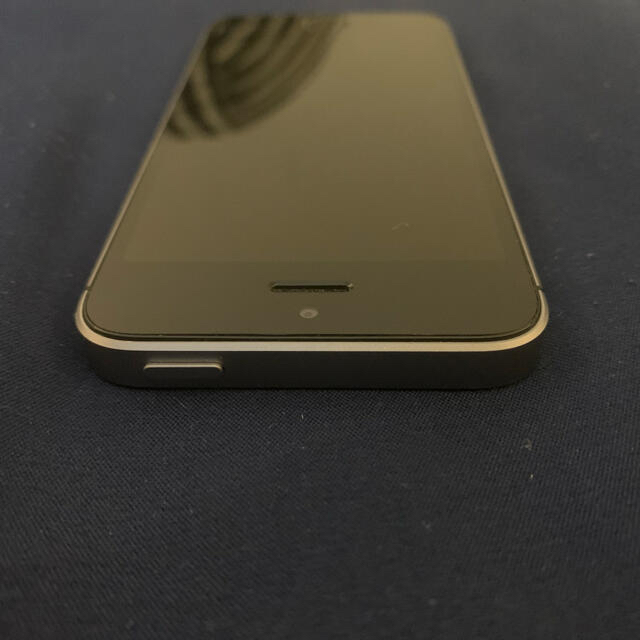 Apple(アップル)のiPhone SE 32GB au スペースグレー スマホ/家電/カメラのスマートフォン/携帯電話(スマートフォン本体)の商品写真