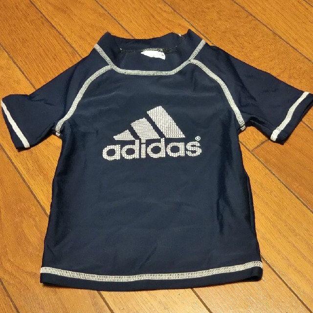 adidas(アディダス)のアディダス ラッシュガード 半袖 110 キッズ/ベビー/マタニティのキッズ服男の子用(90cm~)(水着)の商品写真