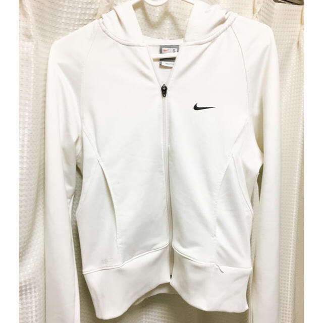 NIKE(ナイキ)のナイキ NIKE ドライフィットパーカー ホワイト レディースのトップス(パーカー)の商品写真