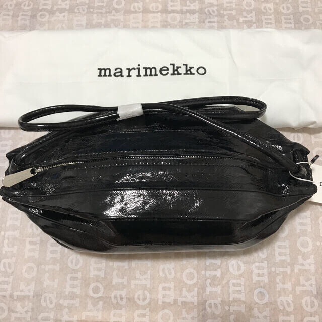 marimekko(マリメッコ)のセール！新品　マリメッコ　カルラ　シャイニーバッグ レディースのバッグ(ショルダーバッグ)の商品写真