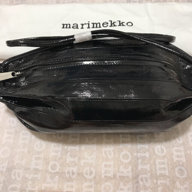 marimekko(マリメッコ)のセール！新品　マリメッコ　カルラ　シャイニーバッグ レディースのバッグ(ショルダーバッグ)の商品写真