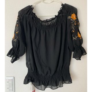 エムズエキサイト(EMSEXCITE)の袖刺繍オフショルダー(シャツ/ブラウス(半袖/袖なし))