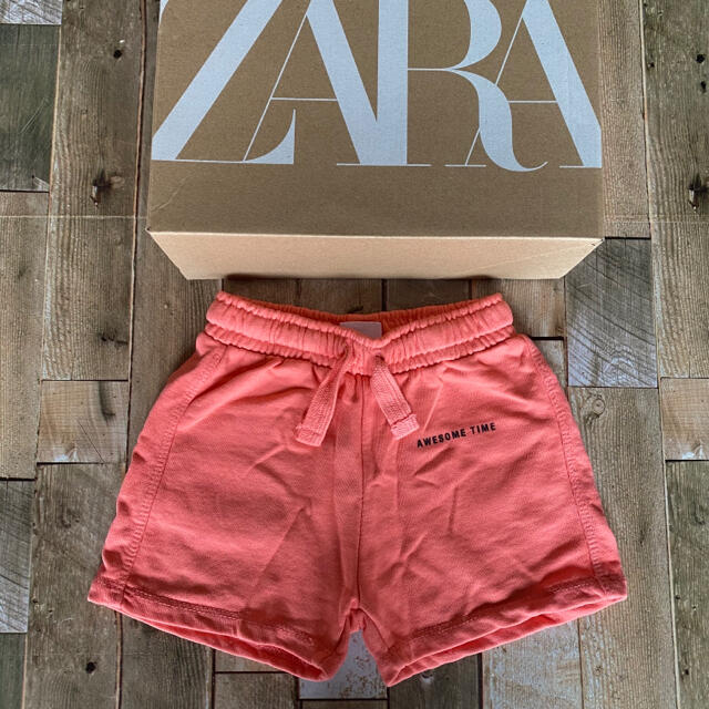 ZARA KIDS(ザラキッズ)のZARA KIDS ザラキッズ テキスト入りプラッシュジャージー ハーフパンツ キッズ/ベビー/マタニティのベビー服(~85cm)(パンツ)の商品写真