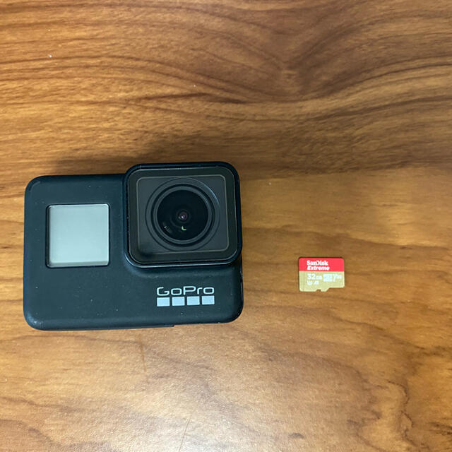 GoPro(ゴープロ)のGoPro HERO7 BLACK/ゴープロ　SDカード　アクセサリー付き スマホ/家電/カメラのカメラ(コンパクトデジタルカメラ)の商品写真