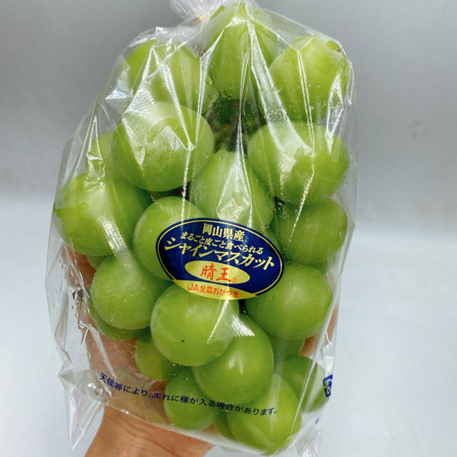 岡山県産　晴王　シャインマスカット　大房2房　1房約800g 食品/飲料/酒の食品(フルーツ)の商品写真