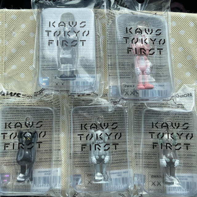 KAWS TOKYO FIRST ACCOMPLICEキーホルダー5種