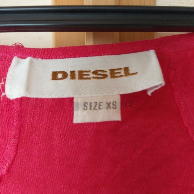 DIESEL　レディース　Tシャツ　XS　赤系　ムラ染　夏　半袖　シンメトリー レディースのトップス(Tシャツ(半袖/袖なし))の商品写真