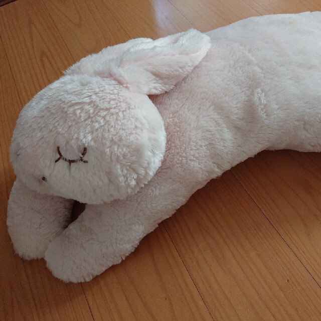 ニトリ(ニトリ)の抱き枕 ウサギ ニトリ エンタメ/ホビーのおもちゃ/ぬいぐるみ(ぬいぐるみ)の商品写真