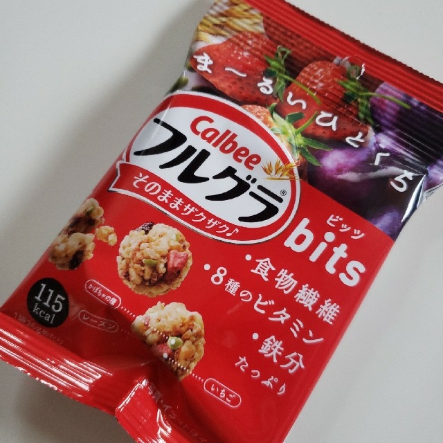 Calbee  フルグラビッツ  2種類    8袋セット 食品/飲料/酒の食品(菓子/デザート)の商品写真