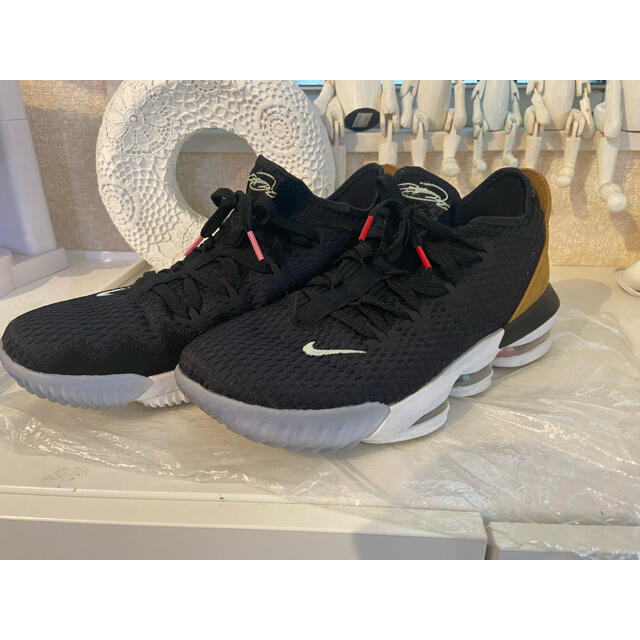 NIKE(ナイキ)のNIKE レブロン16 LEBRON XVI LOW CP メンズの靴/シューズ(スニーカー)の商品写真