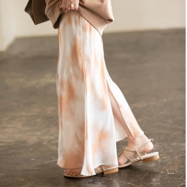 Noble(ノーブル)のNOBLE サテンロングスカート　美品　スピックアンドスパン レディースのスカート(ロングスカート)の商品写真