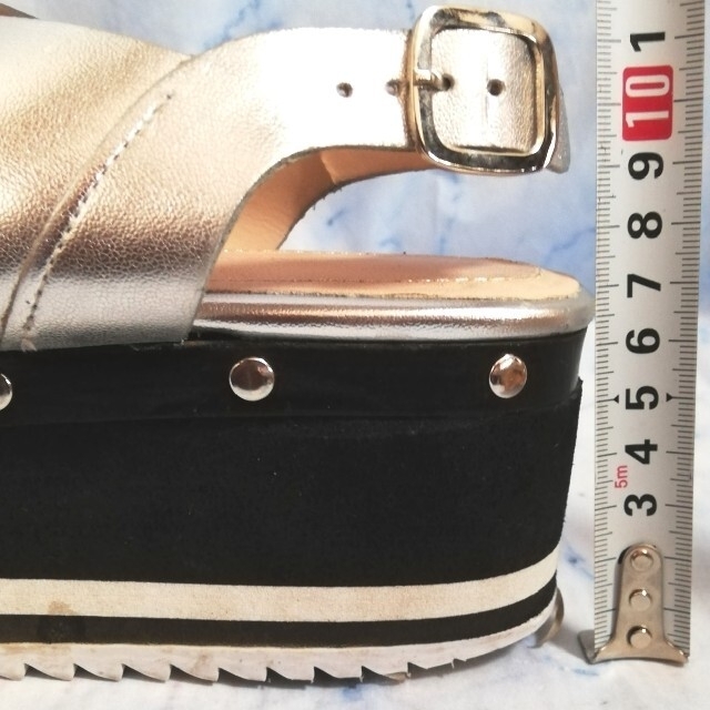 ZARA(ザラ)のザラ レザー ブラックシルバー  厚底デザインサンダル 【★美品★セール！】 レディースの靴/シューズ(サンダル)の商品写真
