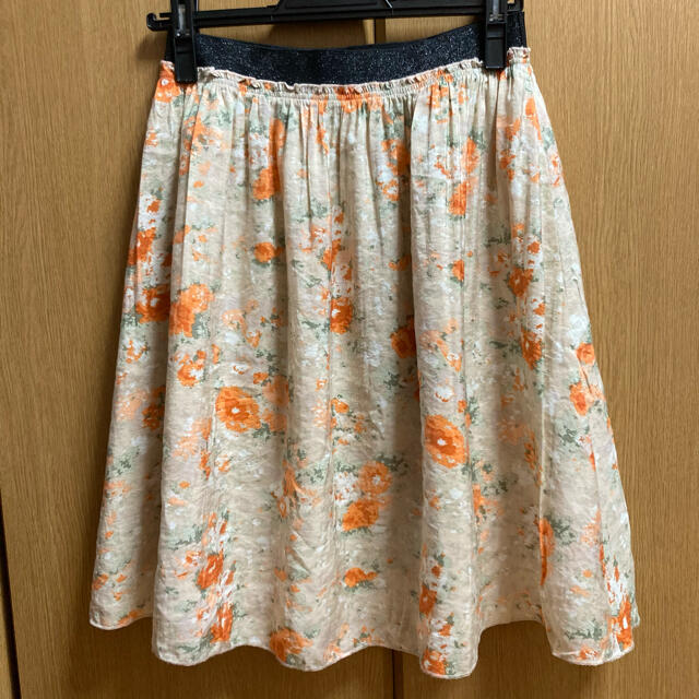 a.v.v(アーヴェヴェ)の花柄フレアスカート　オレンジ・ベージュ レディースのスカート(ひざ丈スカート)の商品写真