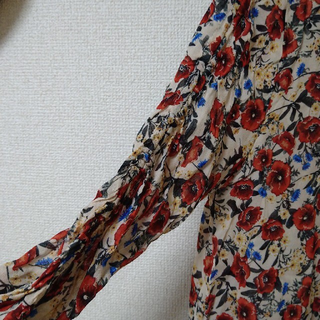 ZARA(ザラ)のZARA長袖花柄ブラウス レディースのトップス(シャツ/ブラウス(長袖/七分))の商品写真