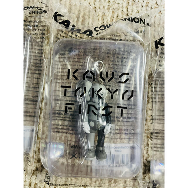 KAWS TOKYO FIRST限定キーホルダー3種セット 2