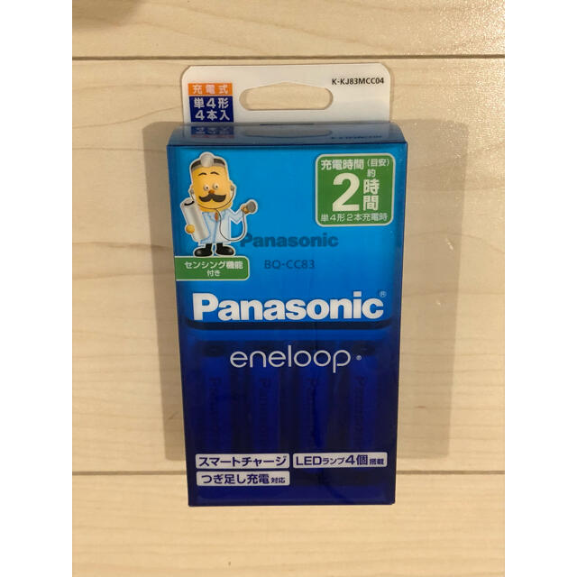 Panasonic(パナソニック)の新品未使用　エネループ K-KJ83MCC04 単4形 4本付充電器セット スマホ/家電/カメラのスマートフォン/携帯電話(バッテリー/充電器)の商品写真