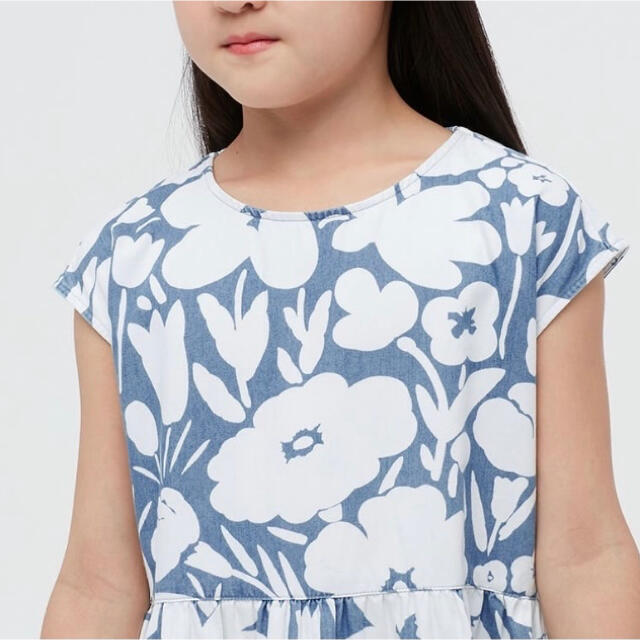 marimekko(マリメッコ)の日本未発売★marimekko uniqlo 花柄ワンピース　シャンブレー　水色 キッズ/ベビー/マタニティのキッズ服女の子用(90cm~)(ワンピース)の商品写真