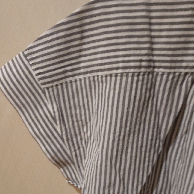 MUJI (無印良品)(ムジルシリョウヒン)のフレンチスリーブブラウスM-L　　ダークグレーストライプ レディースのトップス(シャツ/ブラウス(半袖/袖なし))の商品写真