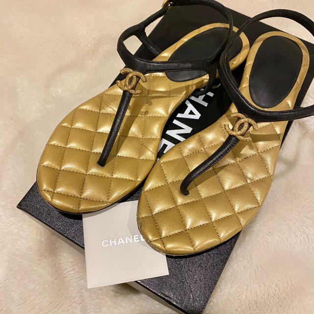 CHANEL(シャネル)のCHANEL シャネル トング サンダル ゴールド マトラッセ 37 ココマーク レディースの靴/シューズ(サンダル)の商品写真