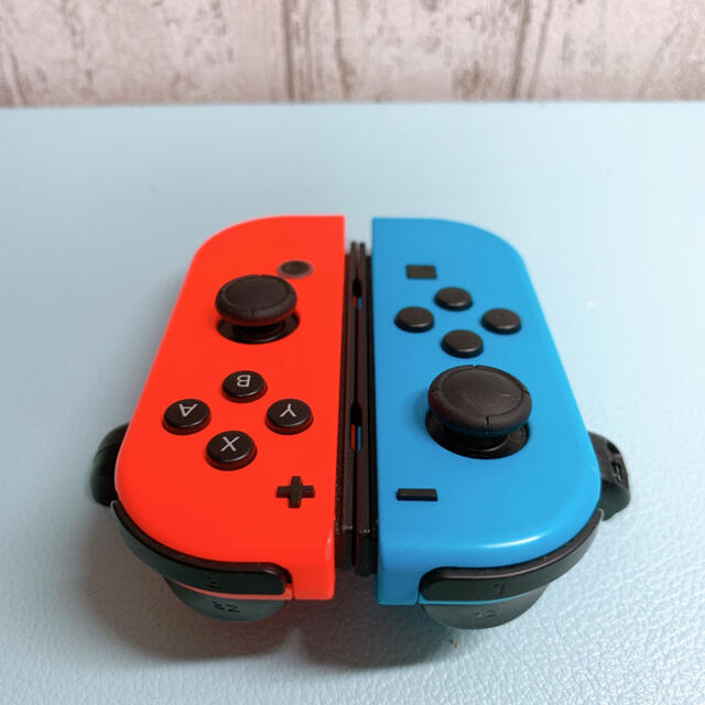 Nintendo Switch(ニンテンドースイッチ)の美品 人気カラー ブルー レッドSwitch 左右セットジョイコンJoy-Con エンタメ/ホビーのゲームソフト/ゲーム機本体(その他)の商品写真