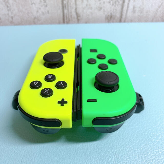 Nintendo Switch(ニンテンドースイッチ)の美品 人気カラー グリーン　イエロー Switch 左右セット ジョイコン エンタメ/ホビーのゲームソフト/ゲーム機本体(その他)の商品写真