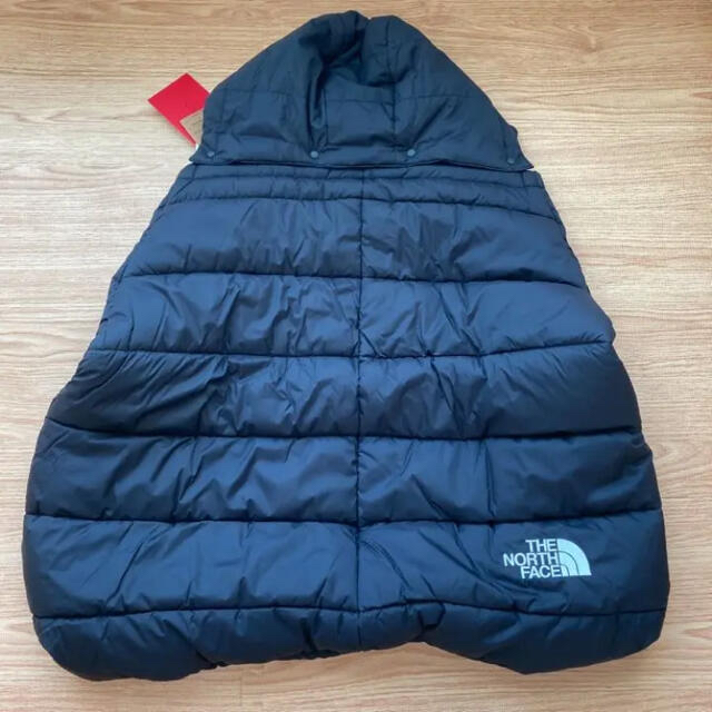 THE NORTH FACE(ザノースフェイス)のノースフェイス　ベビー　シェルブランケット　抱っこ紐カバー　ダウン キッズ/ベビー/マタニティの外出/移動用品(抱っこひも/おんぶひも)の商品写真