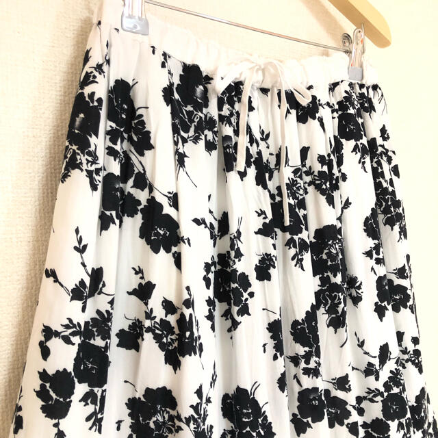 COMME CA ISM(コムサイズム)のコムサイズム スカート ロングフレアスカート 花柄 ウエストゴム ホワイト L レディースのスカート(ロングスカート)の商品写真
