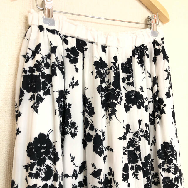 COMME CA ISM(コムサイズム)のコムサイズム スカート ロングフレアスカート 花柄 ウエストゴム ホワイト L レディースのスカート(ロングスカート)の商品写真