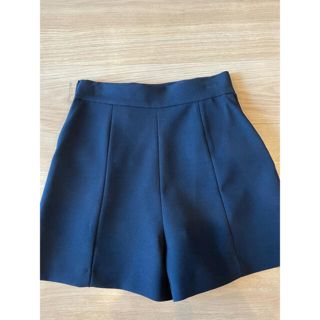 ZARA(ザラ)の★ZARA★新品未使用！ボタン付きバミューダパンツ レディースのパンツ(ショートパンツ)の商品写真