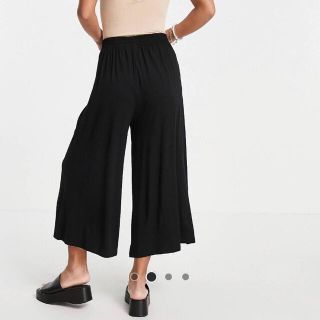 エイソス(asos)のasos ワイドパンツ　黒　UK2 プチ　小さいサイズ　ss(クロップドパンツ)