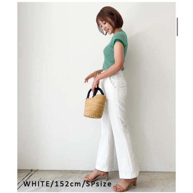 ZARA(ザラ)のBASEMENT online フレアパンツ　センタープレス　ホワイト　 レディースのパンツ(カジュアルパンツ)の商品写真