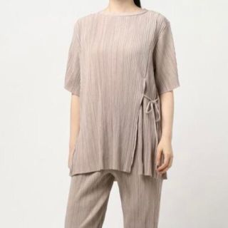 ダブルクローゼット(w closet)の新品 未使用 プリーツトップス ベージュトップス ベージュ 韓国ファッション(カットソー(半袖/袖なし))