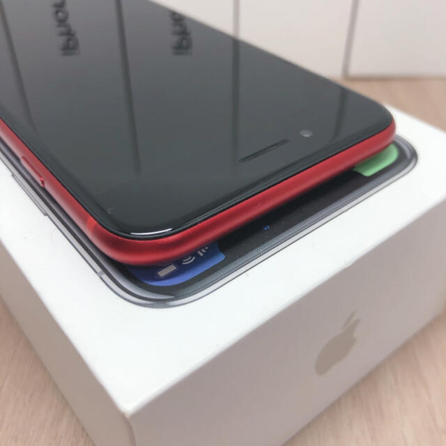 iPhone(アイフォーン)のiPhone se2 本体　64 GB 【SIMフリー】RED 【S】【超美品】 スマホ/家電/カメラのスマートフォン/携帯電話(スマートフォン本体)の商品写真