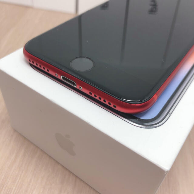 iPhone(アイフォーン)のiPhone se2 本体　64 GB 【SIMフリー】RED 【S】【超美品】 スマホ/家電/カメラのスマートフォン/携帯電話(スマートフォン本体)の商品写真