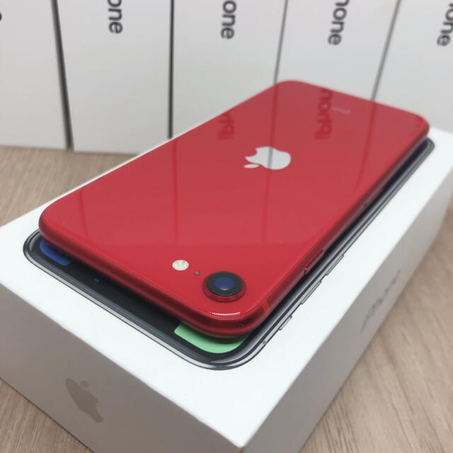 iPhone(アイフォーン)のiPhone se2 本体　64 GB 【SIMフリー】RED 【S】【超美品】 スマホ/家電/カメラのスマートフォン/携帯電話(スマートフォン本体)の商品写真