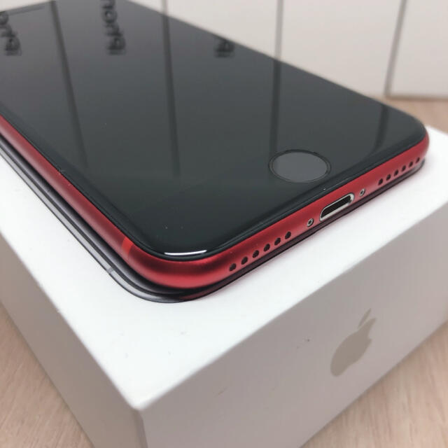 iPhone(アイフォーン)のiPhone se2 本体　64 GB 【SIMフリー】RED 【S】【超美品】 スマホ/家電/カメラのスマートフォン/携帯電話(スマートフォン本体)の商品写真