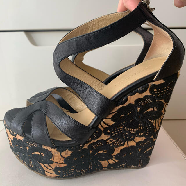 JIMMY CHOO(ジミーチュウ)のジミーチュウ　ブラックレザー　フラワーソール　サンダル レディースの靴/シューズ(サンダル)の商品写真