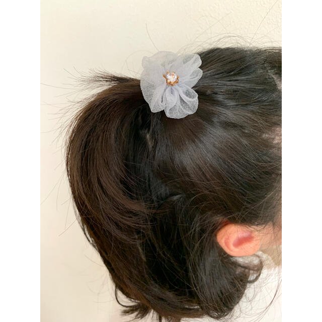 再販❗️ グレー お花 チュール キッズ ヘアゴム コットンパール ハンドメイド ハンドメイドのアクセサリー(ヘアアクセサリー)の商品写真