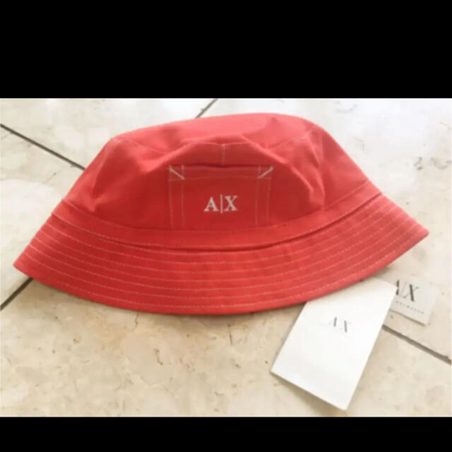 ARMANI EXCHANGE(アルマーニエクスチェンジ)の新品　アルマーニエクスチェンジ　バケツハット　帽子　レッド　ARMANI AX レディースの帽子(ハット)の商品写真