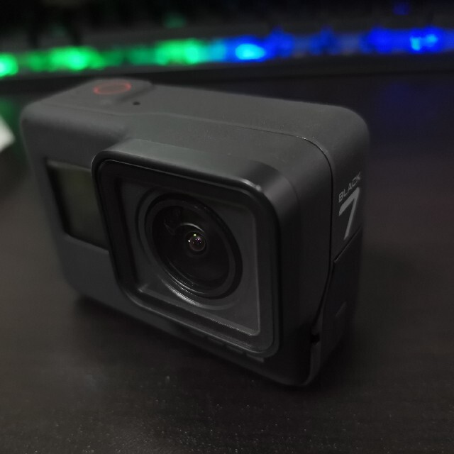 GoPro(ゴープロ)のGoPro　HERO7 black 中古　アクセサリー付 スマホ/家電/カメラのカメラ(ビデオカメラ)の商品写真