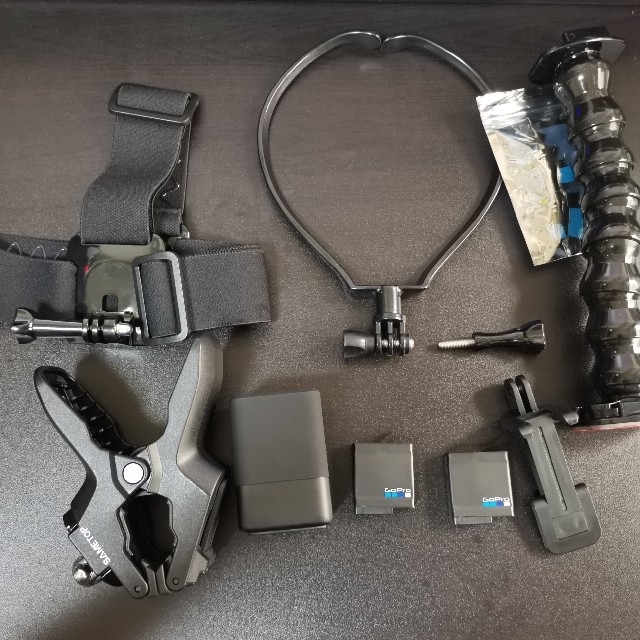 GoPro(ゴープロ)のGoPro　HERO7 black 中古　アクセサリー付 スマホ/家電/カメラのカメラ(ビデオカメラ)の商品写真