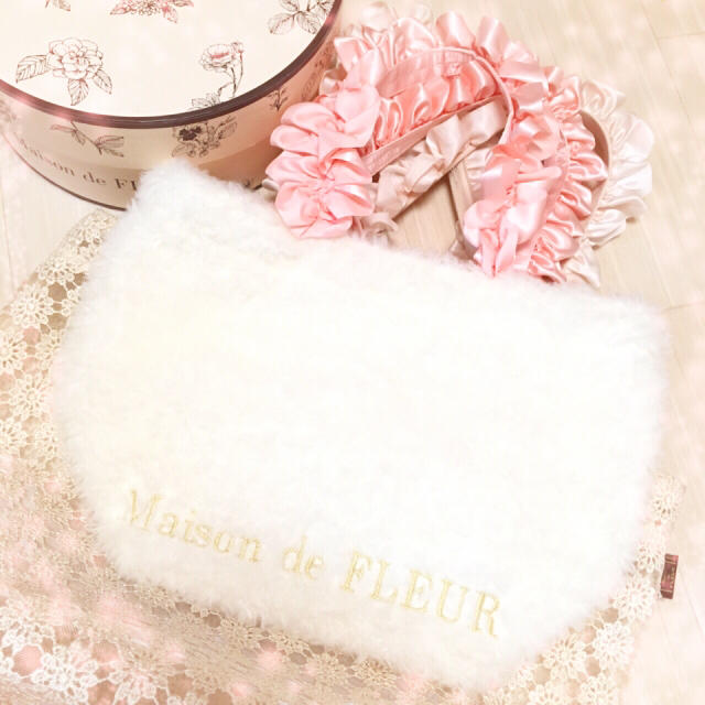 Maison de FLEUR(メゾンドフルール)の♡Maison de FLEUR♡MERYコラボファーフリルハンドルトート♡ レディースのバッグ(トートバッグ)の商品写真