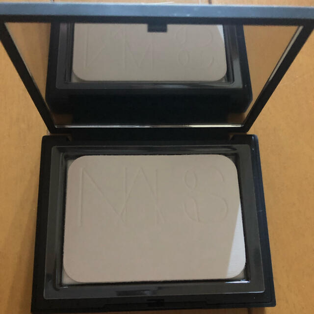 NARS(ナーズ)のNARS ライトリフレクティングセッティングパウダー　プレストN コスメ/美容のベースメイク/化粧品(フェイスパウダー)の商品写真