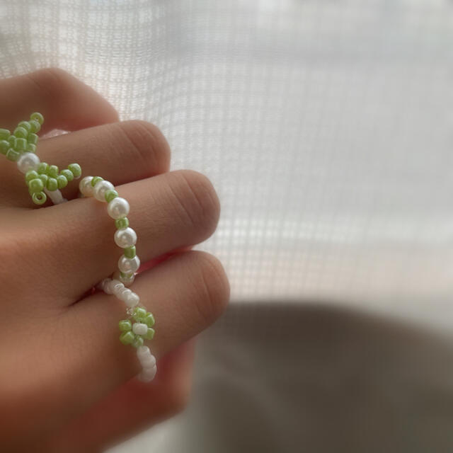 ビーズリング　アクセサリー　韓国　グリーン　緑　蝶々　花　パール ハンドメイドのアクセサリー(リング)の商品写真