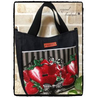 ハンドメイド◯新作2way対応・苺リボン柄バッグ・本革タグ付き(バッグ)