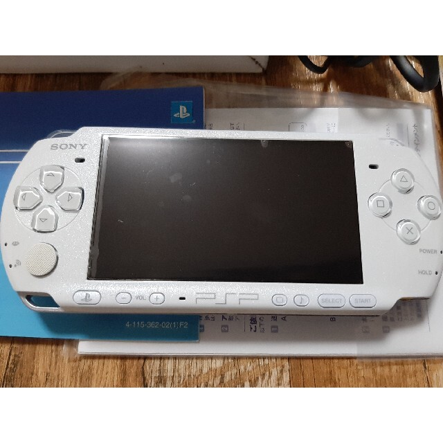 PlayStation Portable(プレイステーションポータブル)のPSP本体　パールホワイト　モンスターハンター エンタメ/ホビーのゲームソフト/ゲーム機本体(携帯用ゲーム機本体)の商品写真